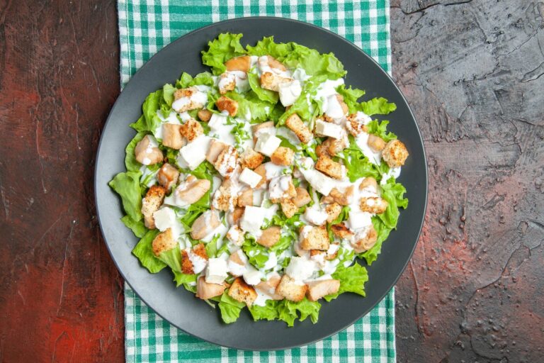 Cómo lograr el aderezo ideal para ensalada cesar con pollo